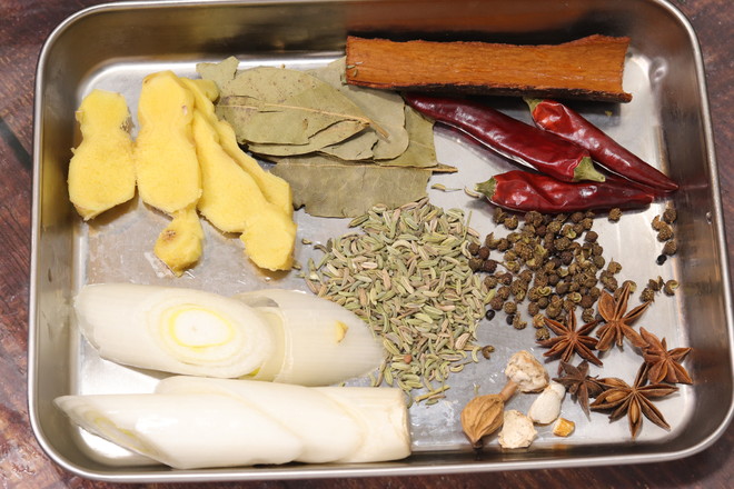 年夜飯必備鹵牛腱子！肉軟有嚼勁，上桌必光盤的做法-咸鮮味鹵菜譜