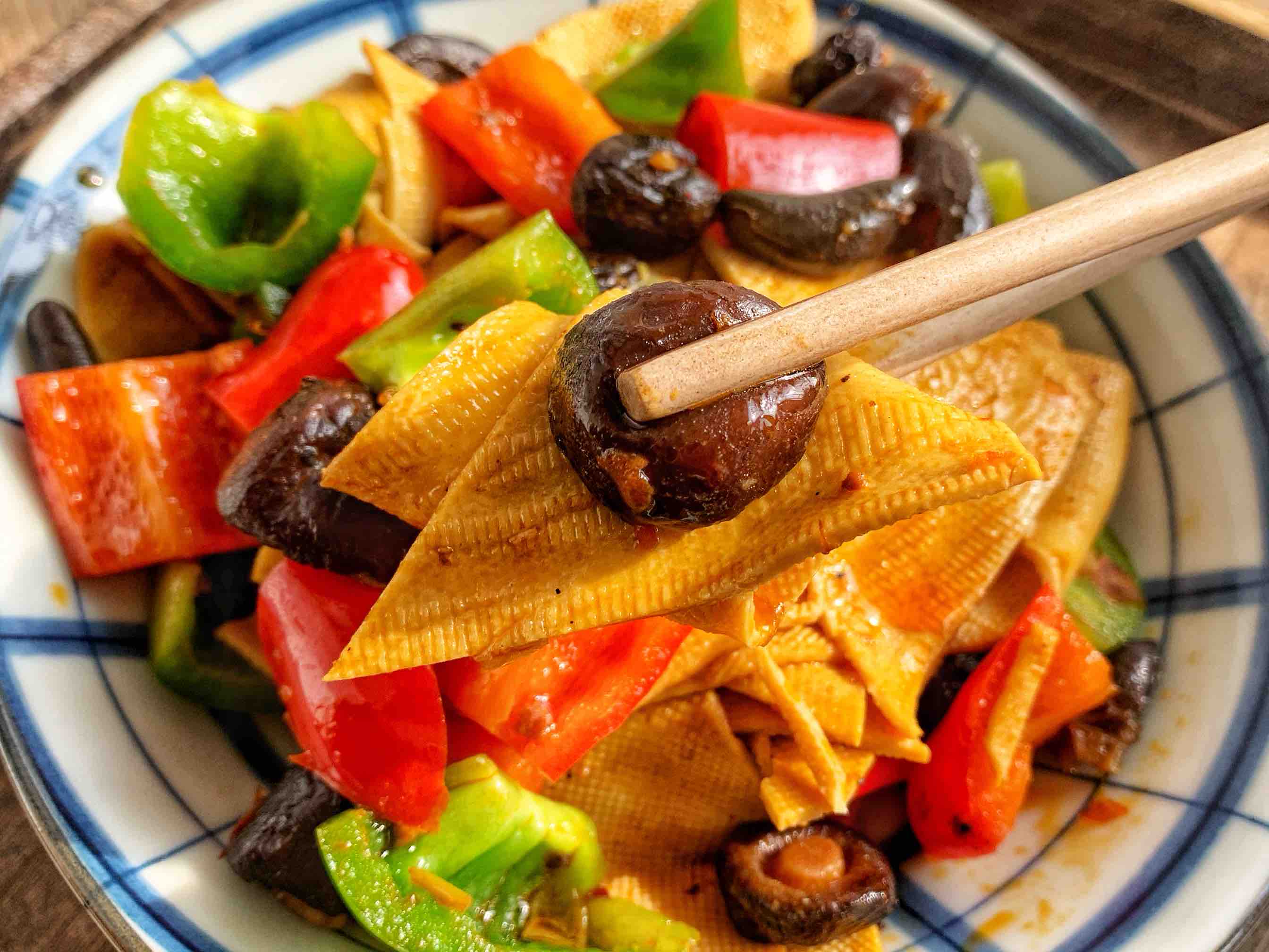 素菜也下飯??香辣燉豆皮的做法-香辣味燉菜譜