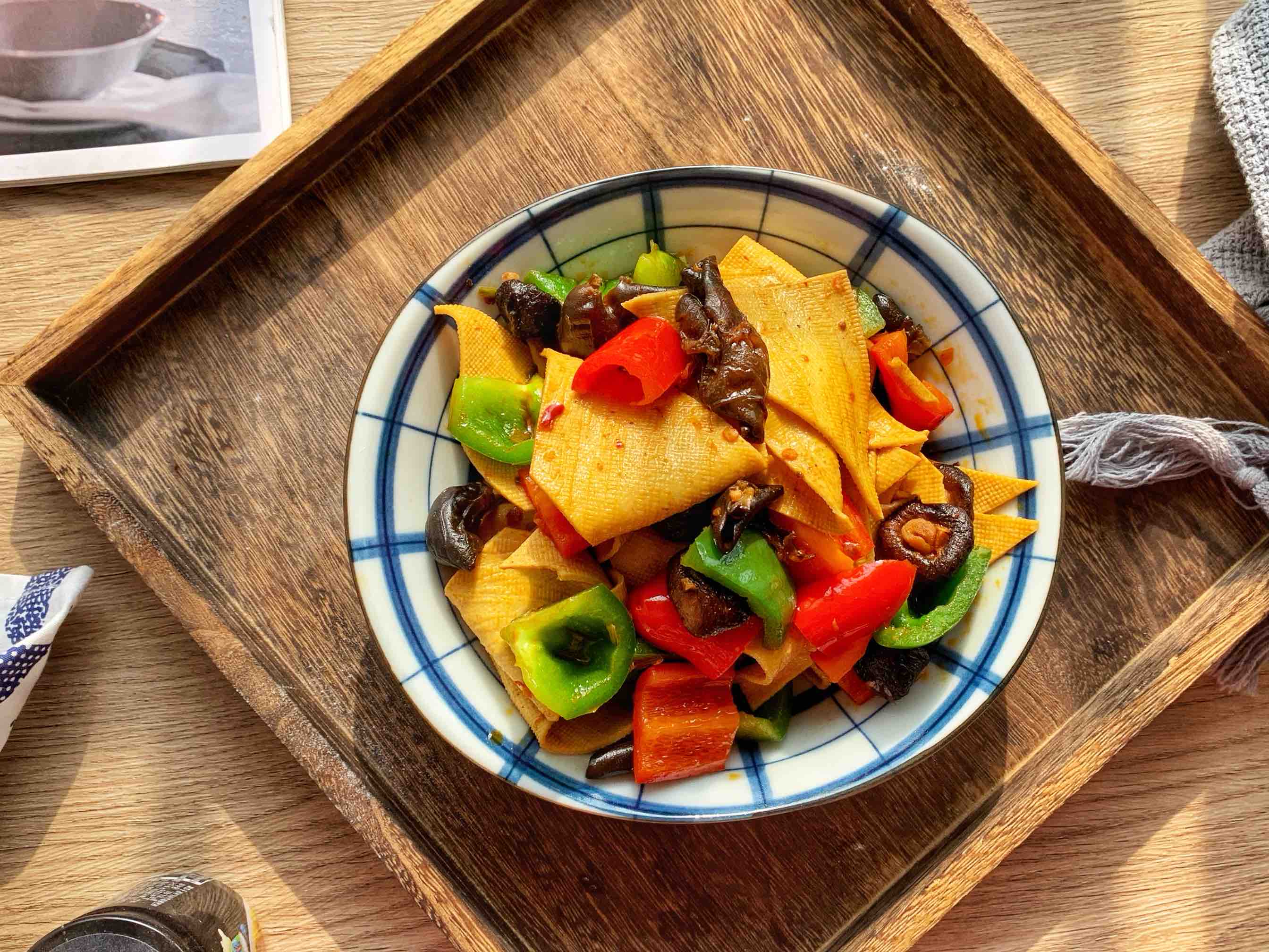 素菜也下飯??香辣燉豆皮的做法-香辣味燉菜譜