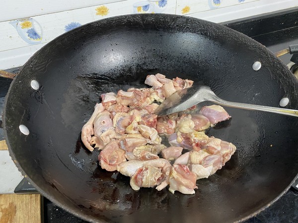 雙茹燒三黃雞的做法-醬香味燉菜譜-易網<a href=http://www.jsjjzhkt.cn/ target=_blank class=infotextkey>健康養生</a>網 雙茹燒三黃雞的做法-醬香味燉菜譜