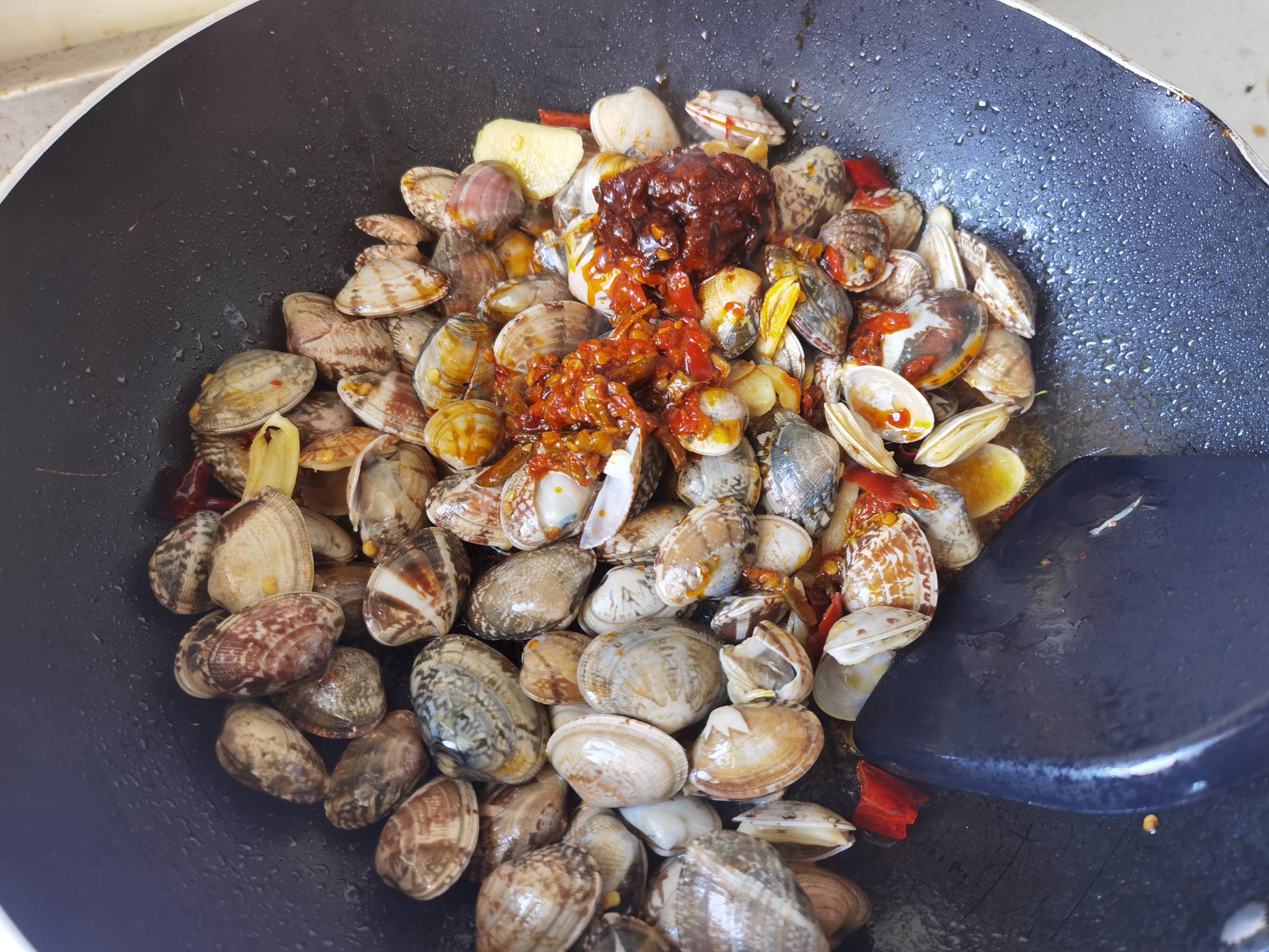 鮮香麻辣的香辣蛤蜊，趕緊來一份的做法-香辣味炒菜譜