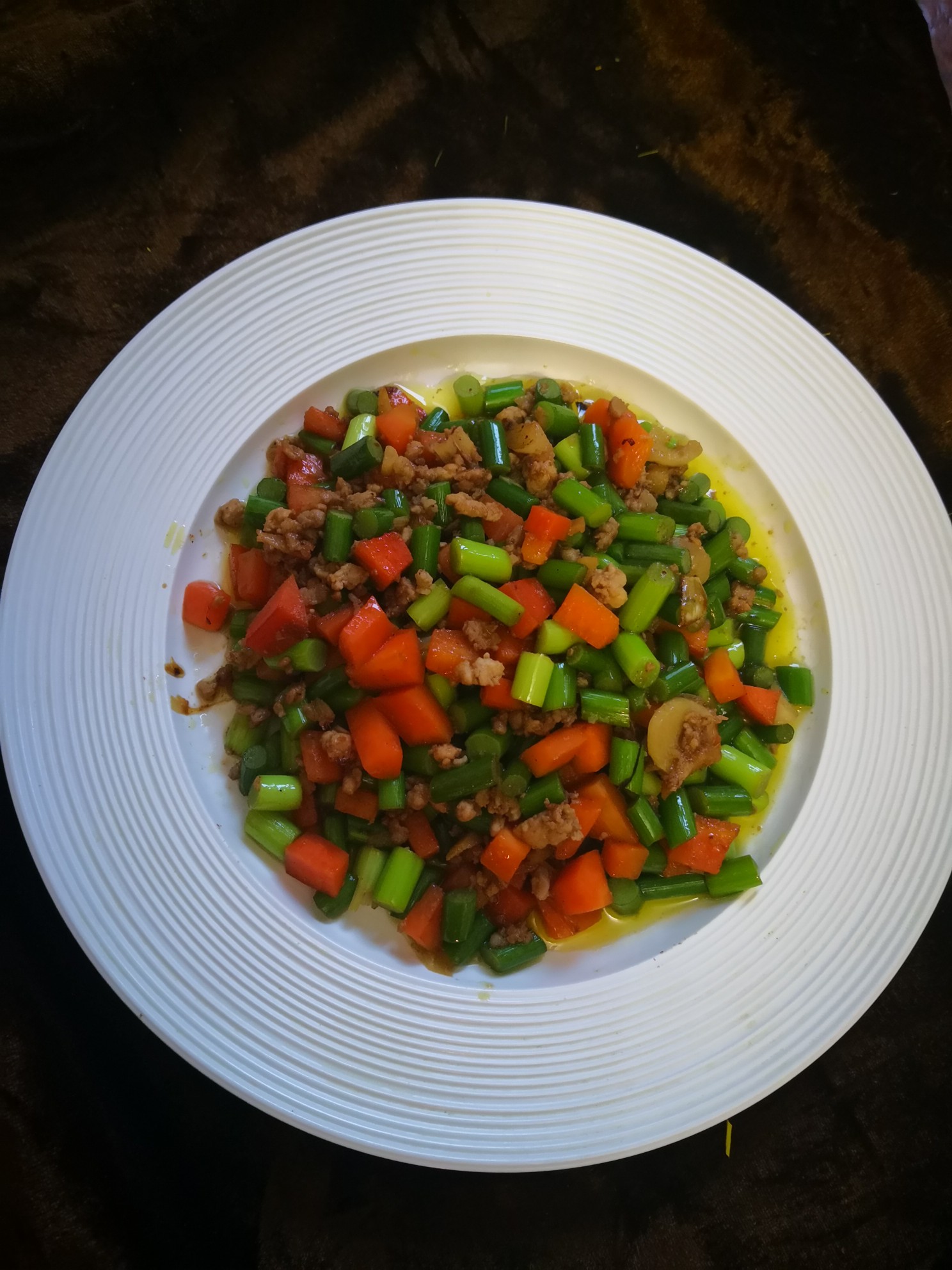 胡蘿卜炒蒜苔的做法-家常味燒菜譜-易網健康養生網 胡蘿卜炒蒜苔的做法-家常味燒菜譜