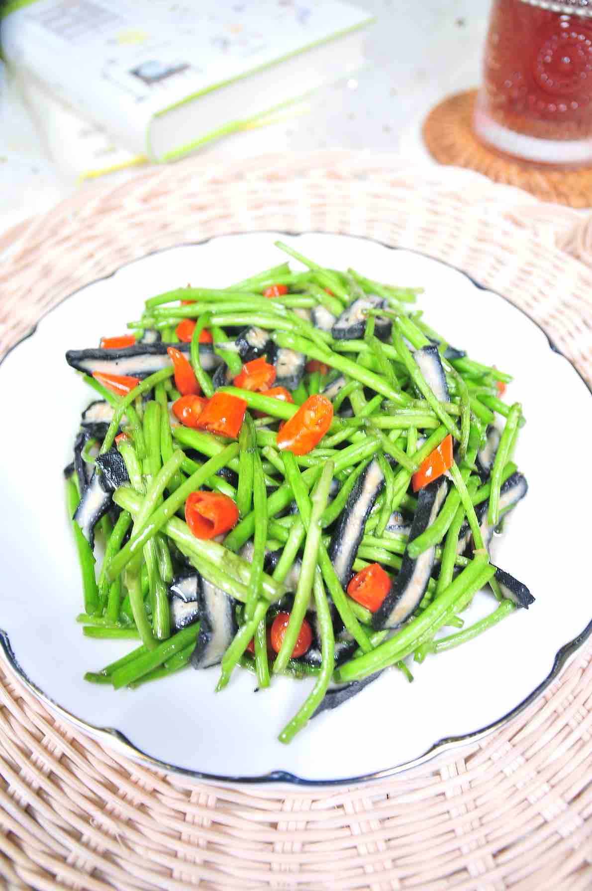 蘆蒿炒臭干的做法-其它口味炒菜譜-易網健康養生網 蘆蒿炒臭干的做法-其它口味炒菜譜