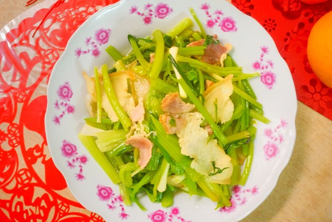芹菜炒臘肉的做法-家常味炒菜譜