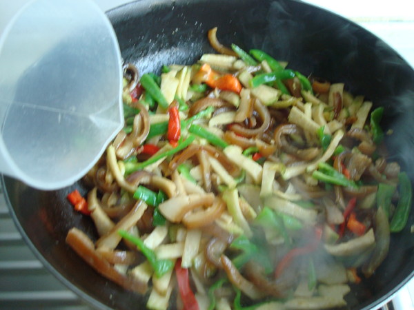 蘿卜干炒肉皮的做法-家常味炒菜譜-易網健康養生網 蘿卜干炒肉皮的做法-家常味炒菜譜