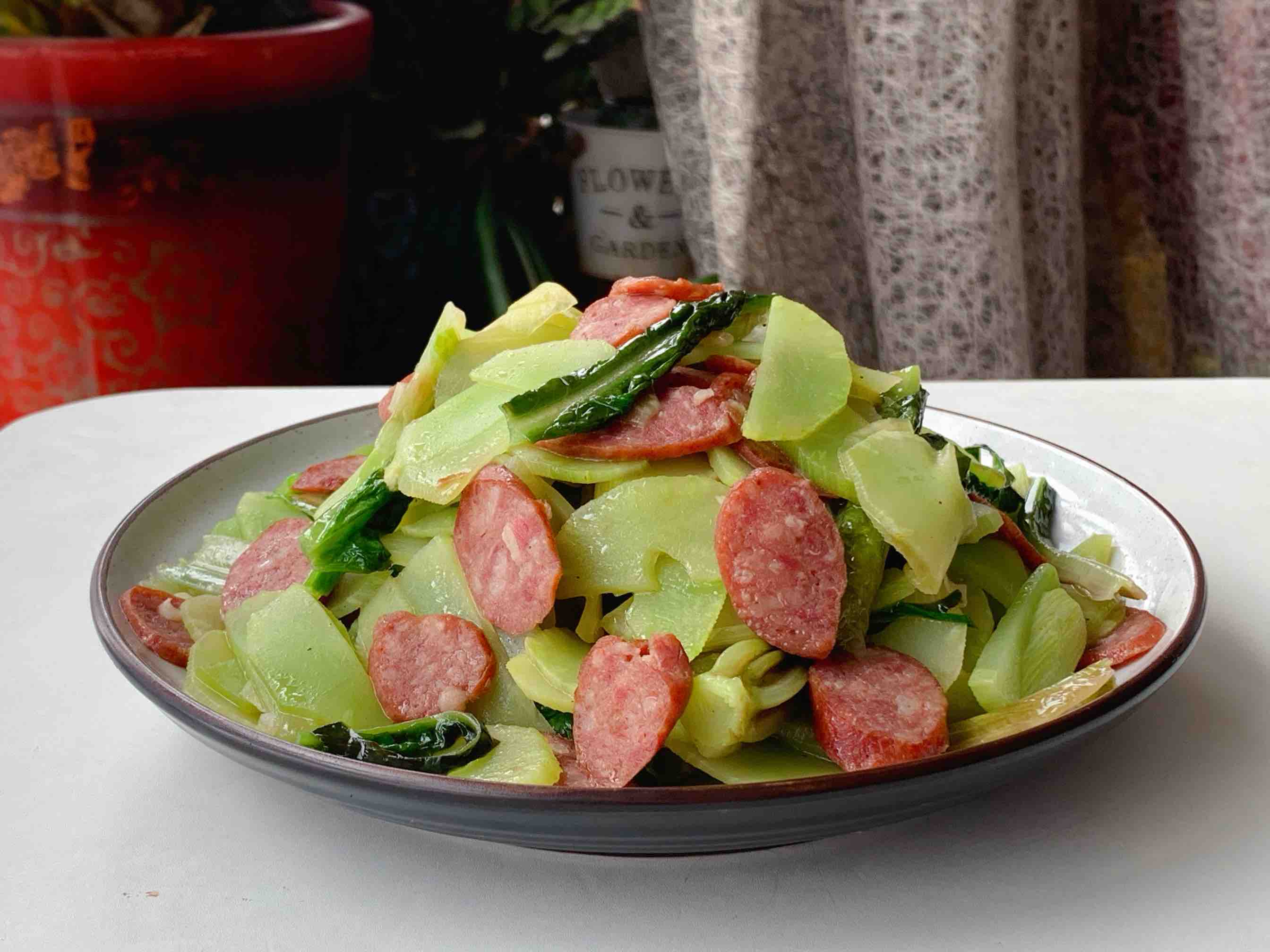 十分鐘就上桌的家常小菜。清脆爽口,萵苣炒香腸的做法-家常味炒菜譜-易網健康養生網 十分鐘就上桌的家常小菜。清脆爽口,萵苣炒香腸的做法-家常味炒菜譜