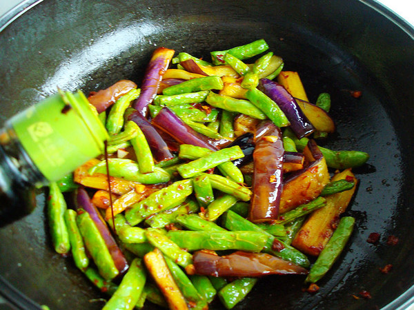 茄子燒豆角的做法-醬香味燒菜譜-易網(wǎng)健康養(yǎng)生網(wǎng) 茄子燒豆角的做法-醬香味燒菜譜