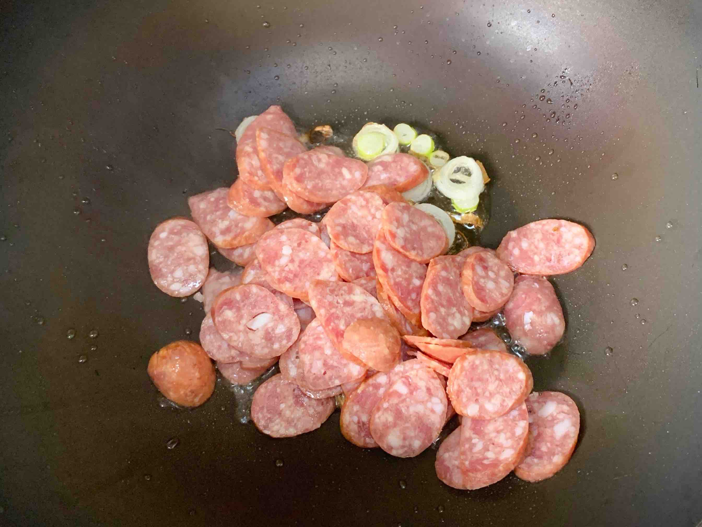 十分鐘就上桌的家常小菜。清脆爽口,萵苣炒香腸的做法-家常味炒菜譜-易網<a href=http://www.jsjjzhkt.cn/ target=_blank class=infotextkey>健康養生</a>網 十分鐘就上桌的家常小菜。清脆爽口,萵苣炒香腸的做法-家常味炒菜譜