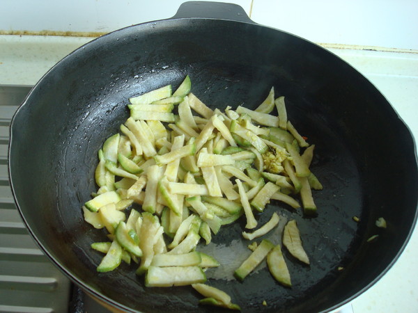 蘿卜干炒肉皮的做法-家常味炒菜譜-易網健康養生網 蘿卜干炒肉皮的做法-家常味炒菜譜