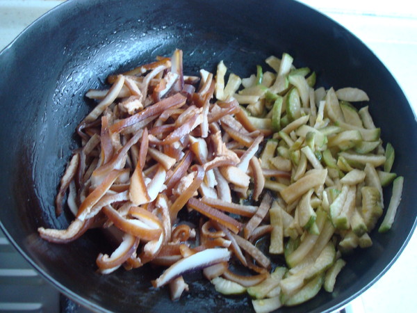 蘿卜干炒肉皮的做法-家常味炒菜譜-易網健康養生網 蘿卜干炒肉皮的做法-家常味炒菜譜