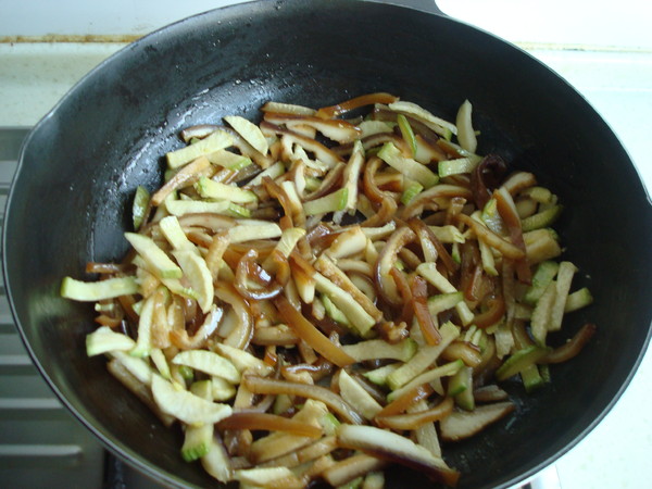 蘿卜干炒肉皮的做法-家常味炒菜譜-易網健康養生網 蘿卜干炒肉皮的做法-家常味炒菜譜