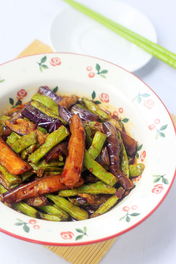 茄子燒豆角的做法-醬香味燒菜譜-易網(wǎng)健康養(yǎng)生網(wǎng) 茄子燒豆角的做法-醬香味燒菜譜