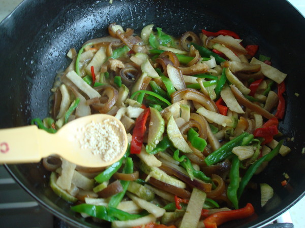 蘿卜干炒肉皮的做法-家常味炒菜譜-易網健康養生網 蘿卜干炒肉皮的做法-家常味炒菜譜