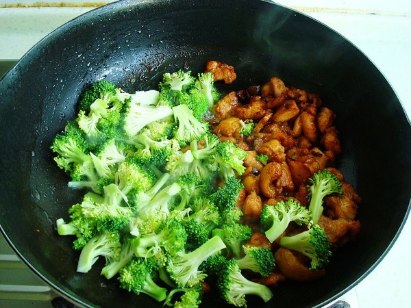 西蘭花炒雞的做法-咸鮮味炒菜譜