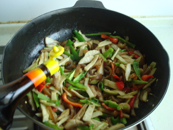 蘿卜干炒肉皮的做法-家常味炒菜譜-易網健康養生網 蘿卜干炒肉皮的做法-家常味炒菜譜