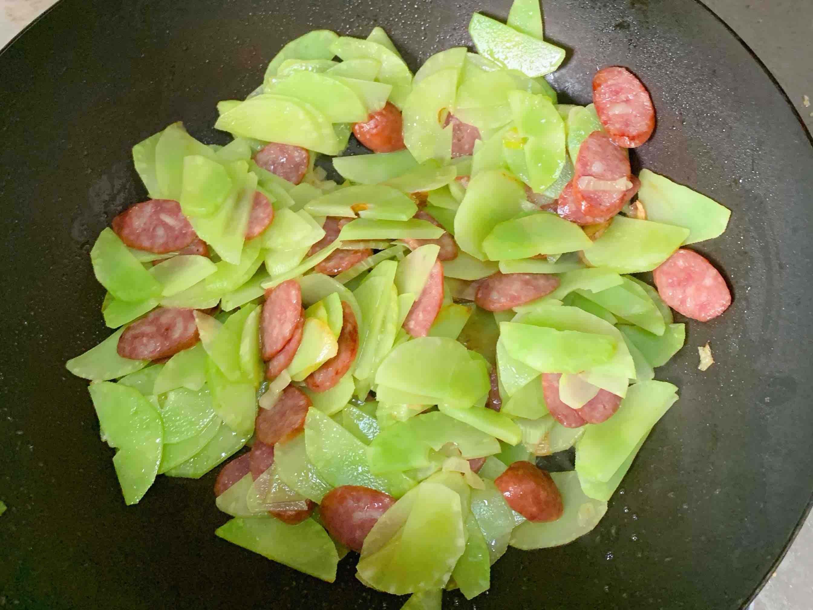 十分鐘就上桌的家常小菜。清脆爽口,萵苣炒香腸的做法-家常味炒菜譜-易網健康養生網 十分鐘就上桌的家常小菜。清脆爽口,萵苣炒香腸的做法-家常味炒菜譜