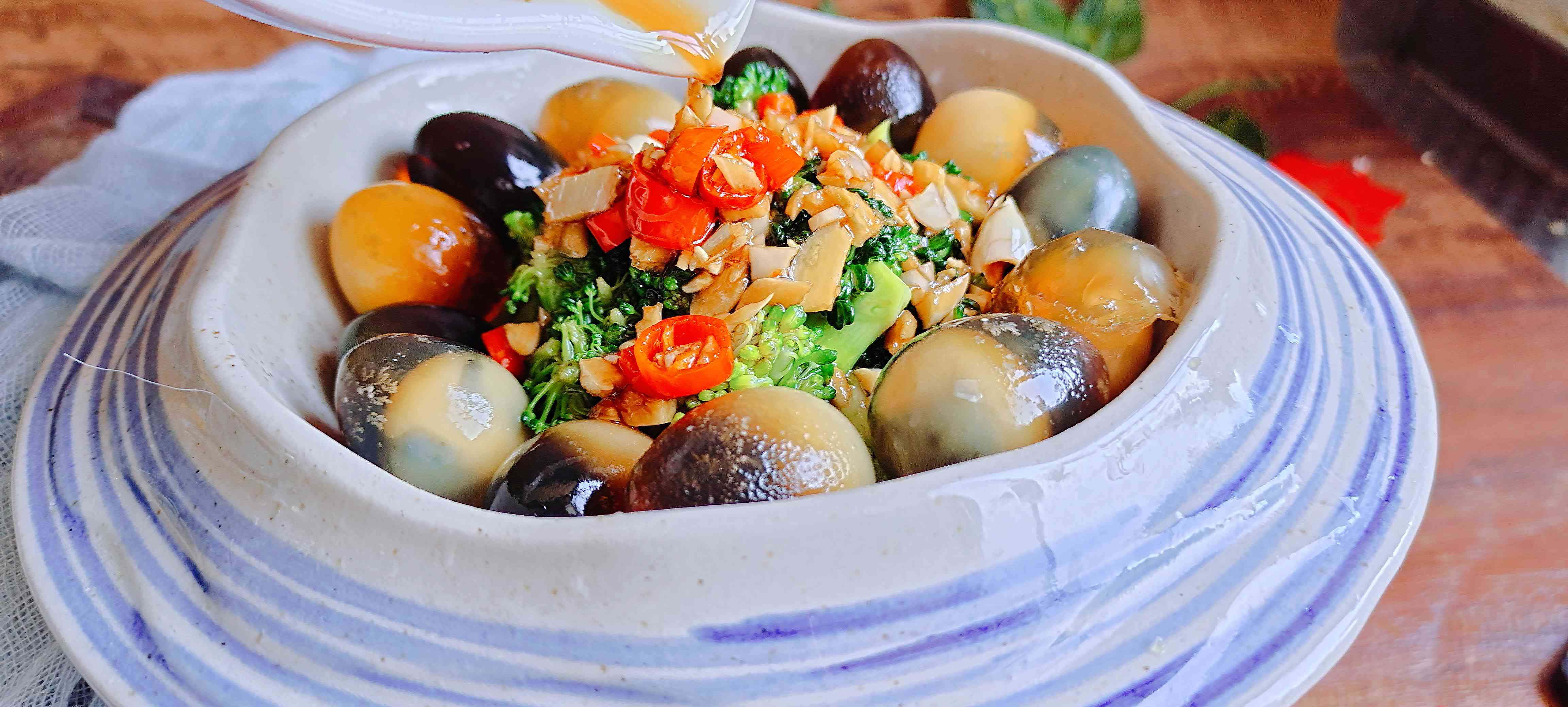 年夜餐桌一道爽口小拌菜…澆汁變蛋西藍花的做法-咸鮮味拌菜譜