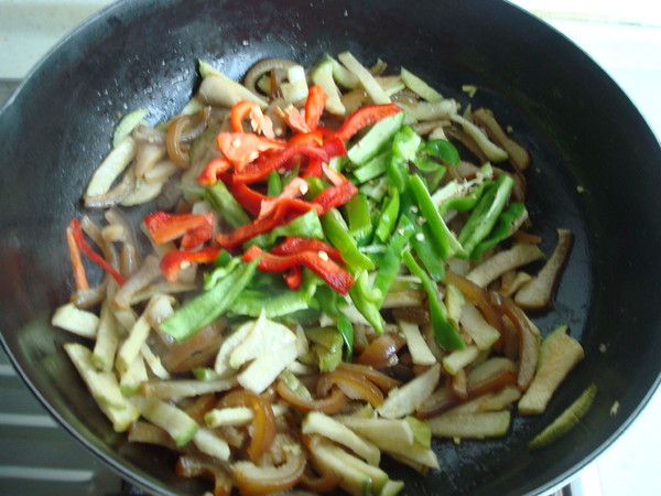 蘿卜干炒肉皮的做法-家常味炒菜譜-易網健康養生網 蘿卜干炒肉皮的做法-家常味炒菜譜