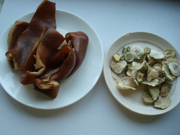 蘿卜干炒肉皮的做法-家常味炒菜譜-易網<a href=http://www.jsjjzhkt.cn/ target=_blank class=infotextkey>健康養生</a>網 蘿卜干炒肉皮的做法-家常味炒菜譜