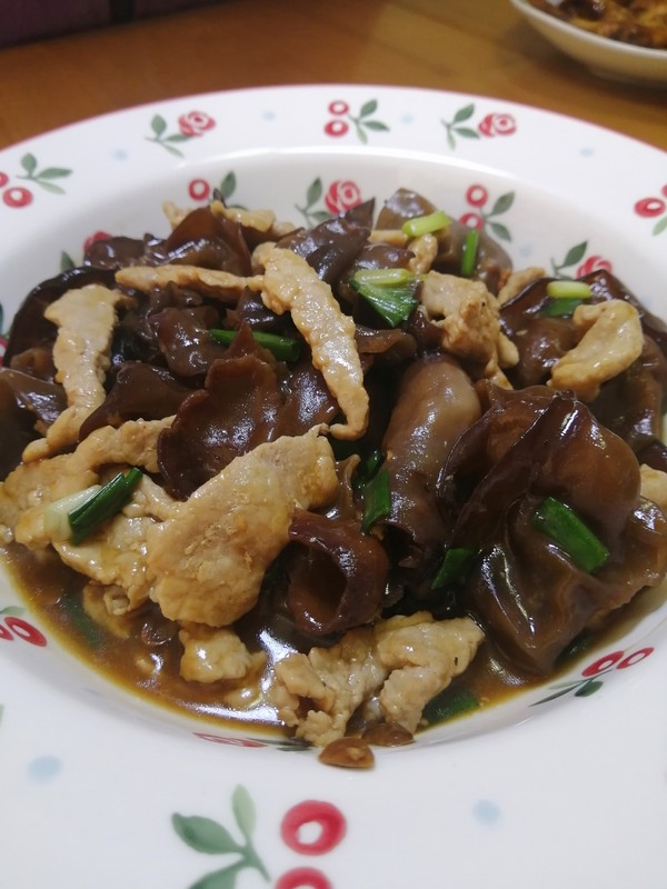 簡簡單單也不失美味~~木耳炒肉絲的做法-家常味炒菜譜