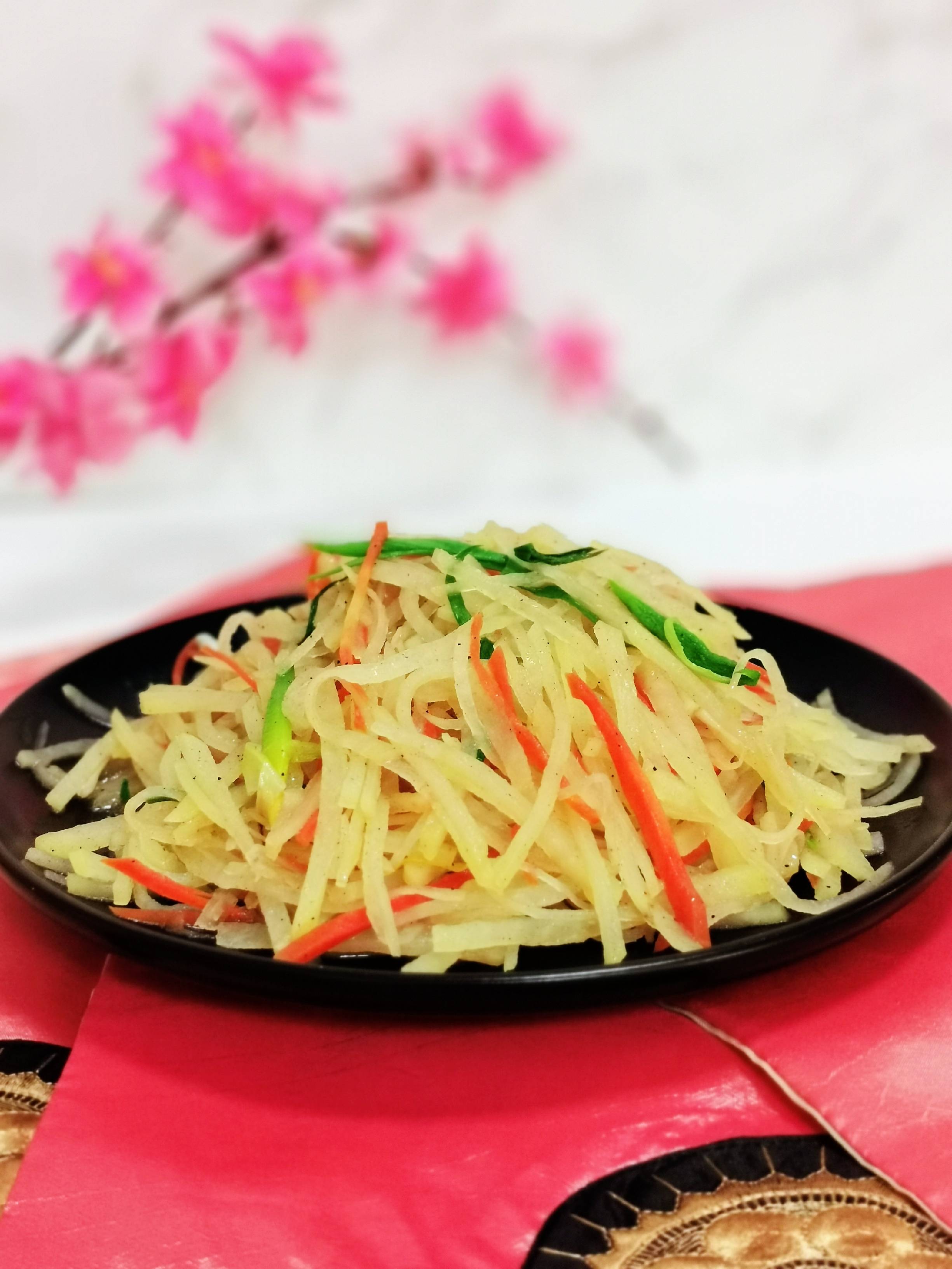 誰說炒土豆絲一定要放醋，我們今天炒個五香土豆絲的做法-五香味炒菜譜