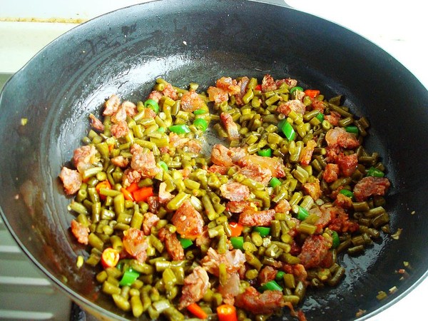 酸豆角炒臘腸的做法-酸辣味炒菜譜-易網健康養生網 酸豆角炒臘腸的做法-酸辣味炒菜譜