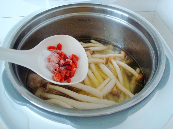 蟹味菇燉雞的做法-家常味燉菜譜-易網(wǎng)健康養(yǎng)生網(wǎng) 蟹味菇燉雞的做法-家常味燉菜譜