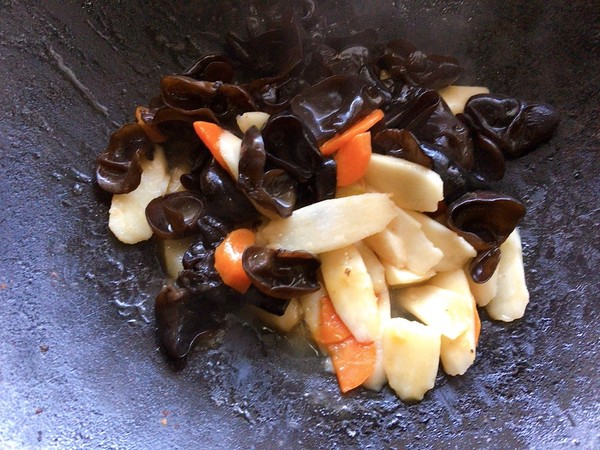 時蔬界的經(jīng)典黑白配，山藥炒木耳的做法-家常味炒菜譜