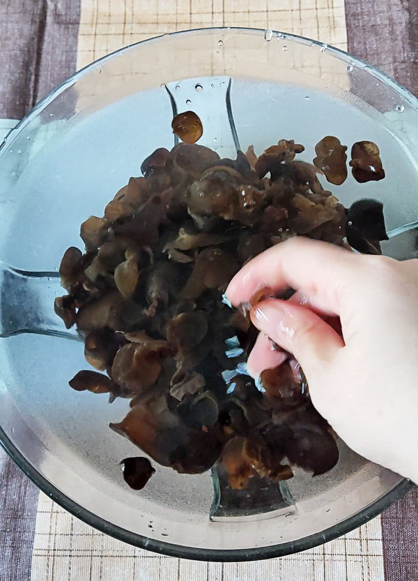 木耳蒸雞翅的做法-咸鮮味蒸菜譜