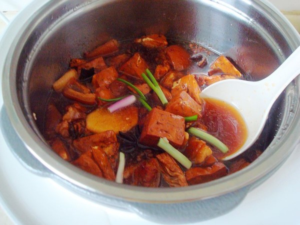 肉皮燒豆腐的做法-家常味燒菜譜-易網(wǎng)健康養(yǎng)生網(wǎng) 肉皮燒豆腐的做法-家常味燒菜譜