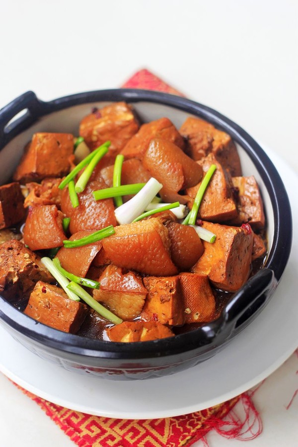 肉皮燒豆腐的做法-家常味燒菜譜-易網(wǎng)健康養(yǎng)生網(wǎng) 肉皮燒豆腐的做法-家常味燒菜譜