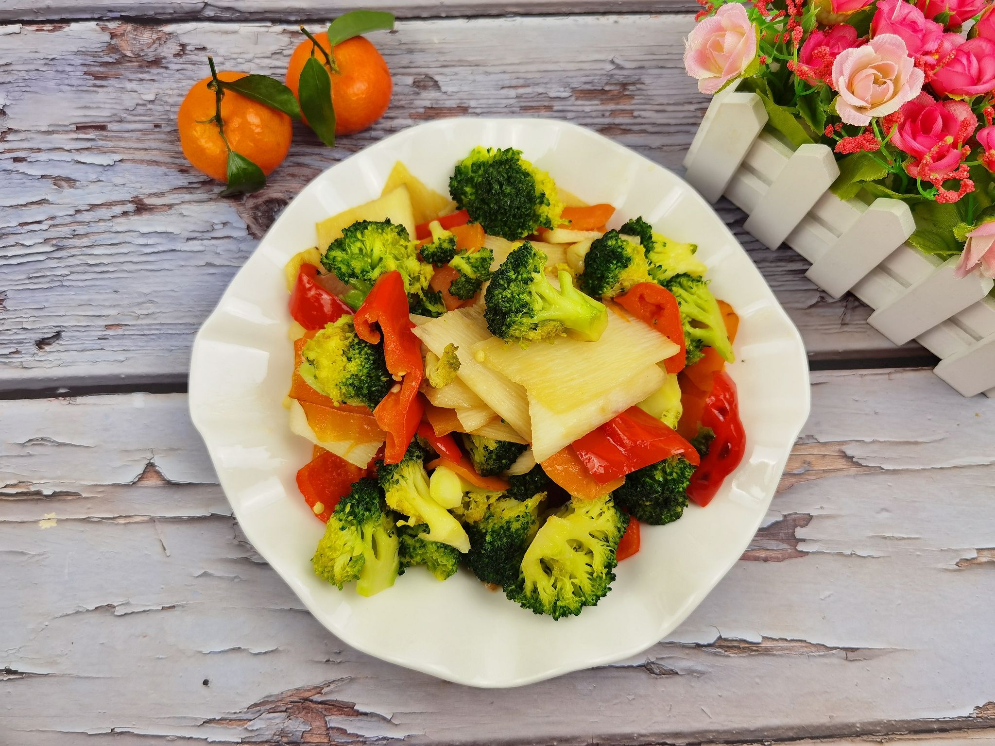年夜飯素菜也出彩-素炒三色,生活多姿又多彩的做法-咸鮮味炒菜譜-易網健康養生網 年夜飯素菜也出彩-素炒三色,生活多姿又多彩的做法-咸鮮味炒菜譜
