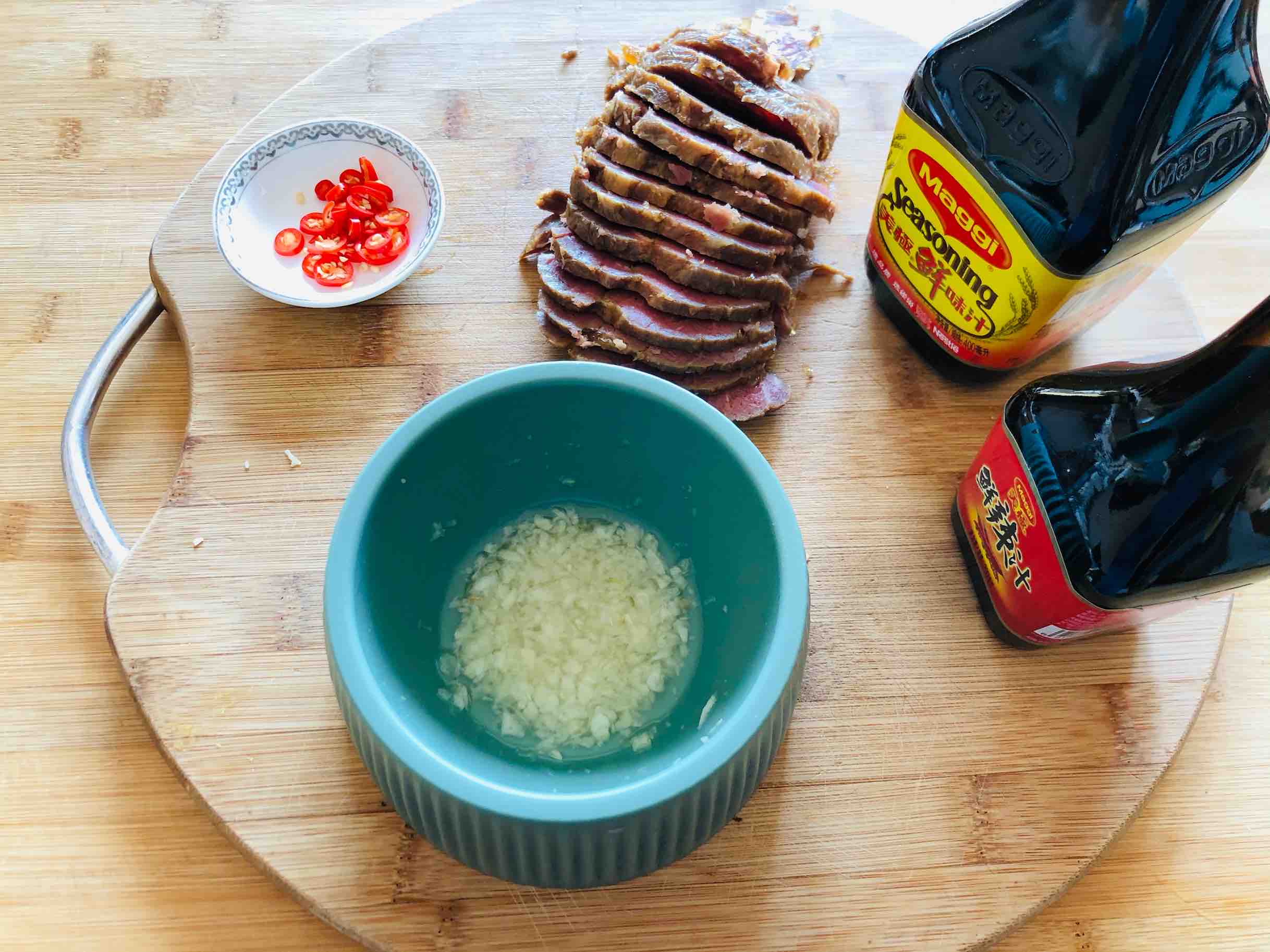 美極鮮辣牛肉的做法-咸鮮味拌菜譜-易網(wǎng)<a href=http://www.jsjjzhkt.cn/ target=_blank class=infotextkey>健康養(yǎng)生</a>網(wǎng) 美極鮮辣牛肉的做法-咸鮮味拌菜譜