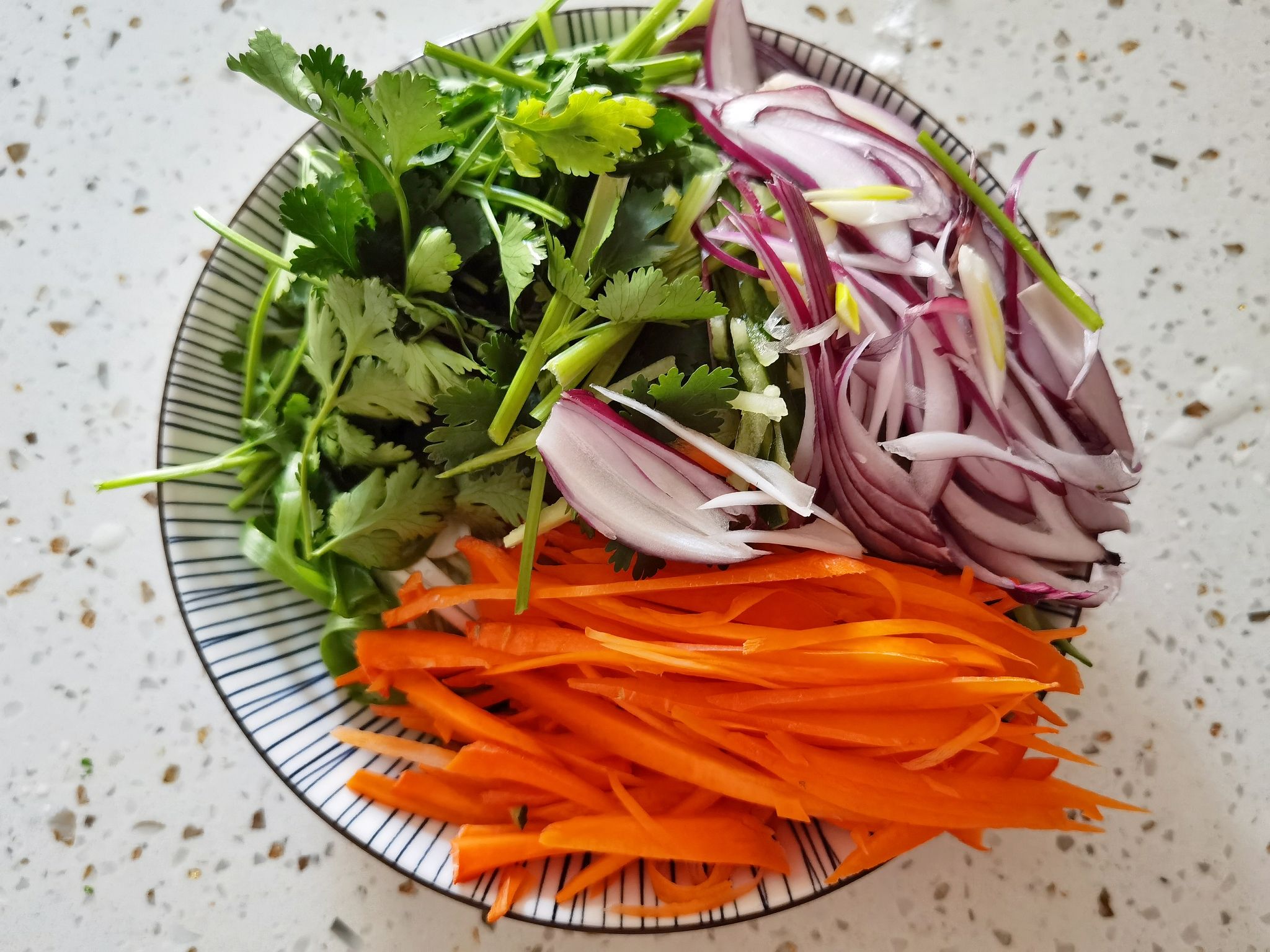 年夜飯富貴吉祥京醬肉絲豆皮卷，卷住好運(yùn)財(cái)運(yùn)卷住所有美好的做法-咸鮮味炒菜譜