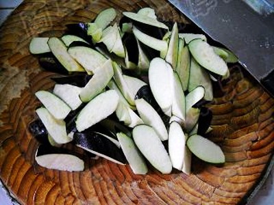 蒜香豆瓣茄子的做法-醬香味燒菜譜-易網健康養生網 蒜香豆瓣茄子的做法-醬香味燒菜譜