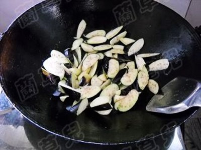 蒜香豆瓣茄子的做法-醬香味燒菜譜-易網健康養生網 蒜香豆瓣茄子的做法-醬香味燒菜譜