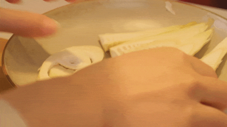 節(jié)節(jié)高升·咸肉蒸嫩筍的做法-咸鮮味蒸菜譜-易網健康養(yǎng)生網 節(jié)節(jié)高升·咸肉蒸嫩筍的做法-咸鮮味蒸菜譜