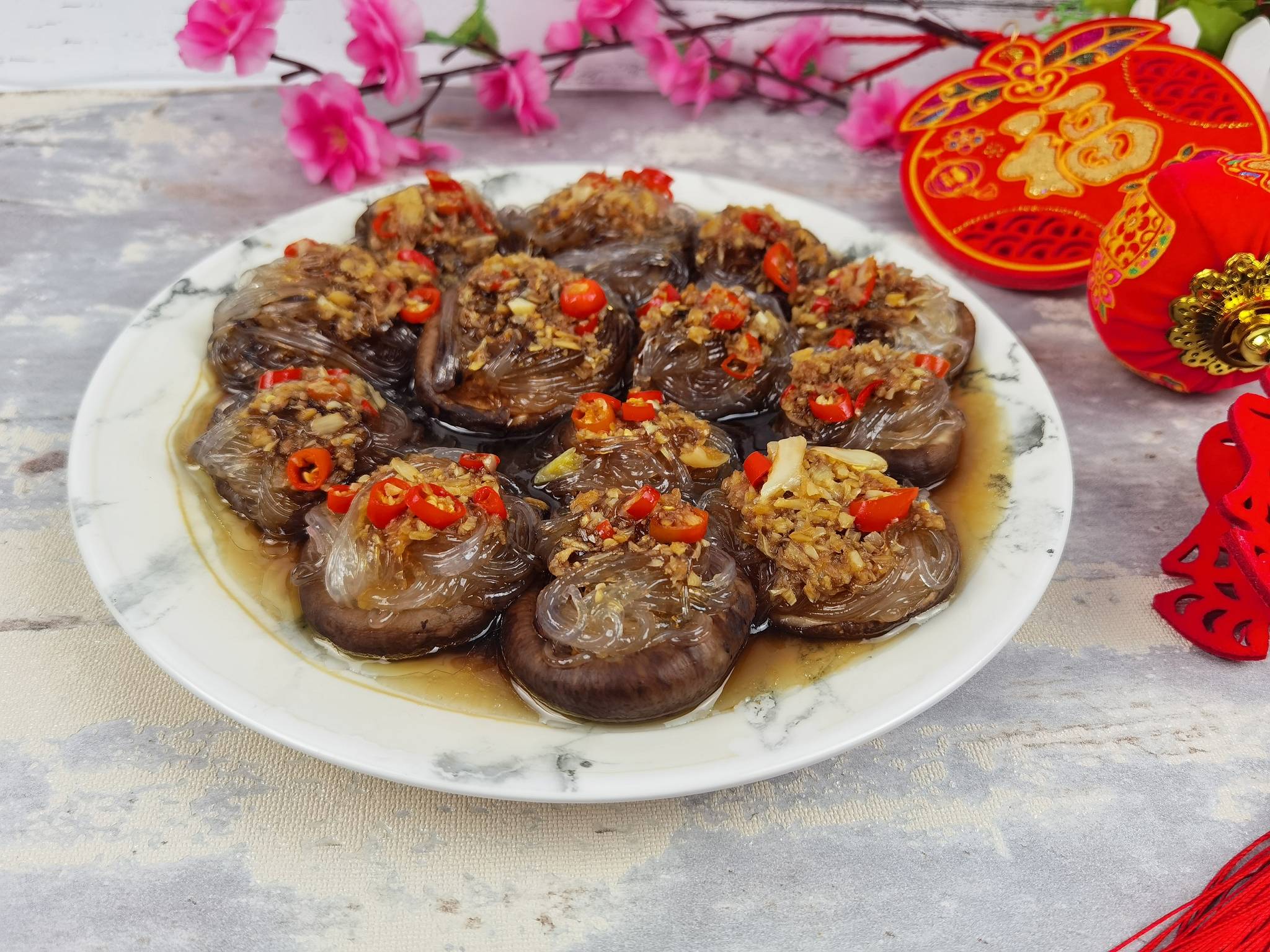 年夜飯-團團圓圓香菇粉絲,香菇這樣做,比扇貝和肉還好吃的做法-蒜香味蒸菜譜-易網健康養生網 年夜飯-團團圓圓香菇粉絲,香菇這樣做,比扇貝和肉還好吃的做法-蒜香味蒸菜譜