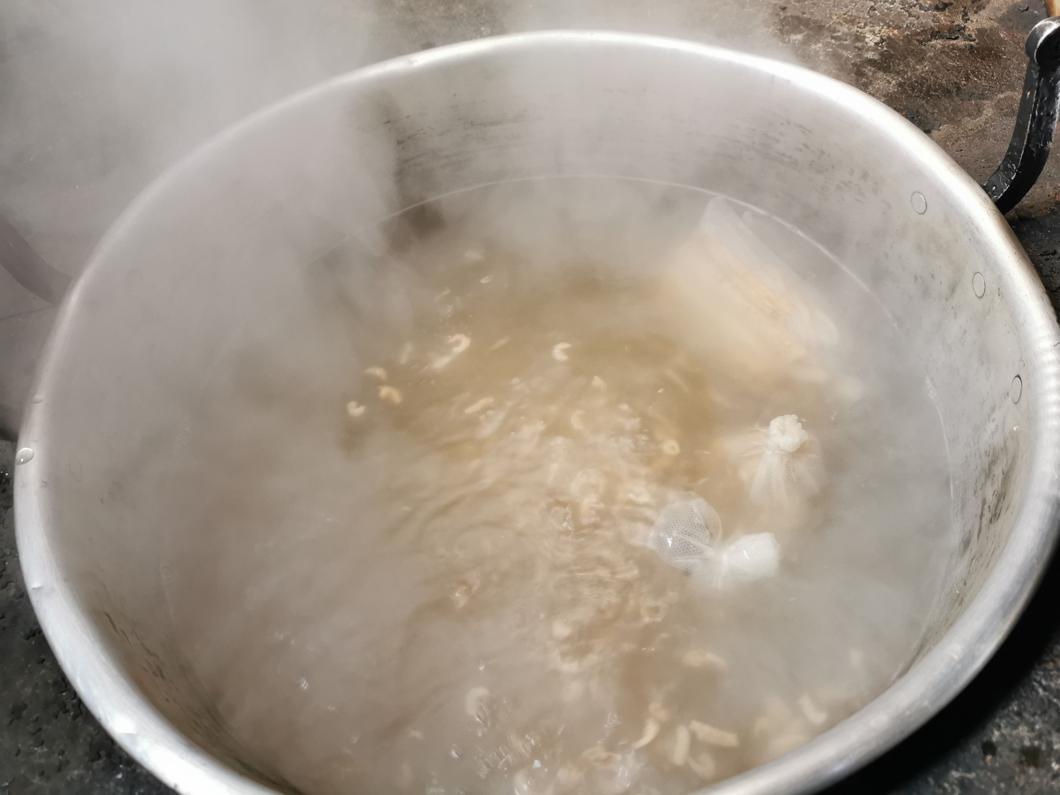 豬肚雞煲(鳳投胎版)的做法-咸鮮味煲菜譜-易網<a href=http://www.jsjjzhkt.cn/ target=_blank class=infotextkey>健康養生</a>網 豬肚雞煲(鳳投胎版)的做法-咸鮮味煲菜譜