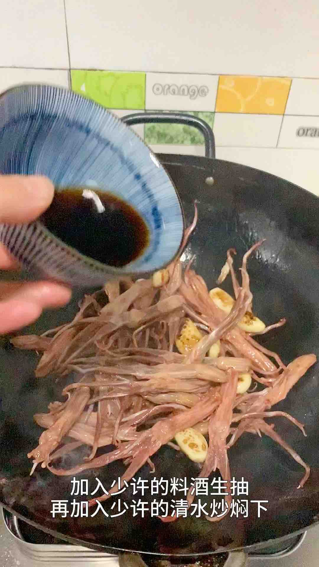 按孩子的要求，來個全新的鴨舌小吃的做法-家常味燒菜譜