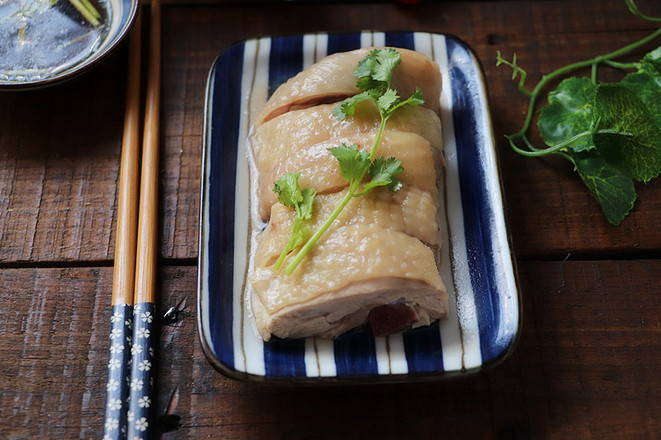 白切雞放點它,清香不油膩,肉質嫩滑好吃,方法很簡單的做法-家常味煮菜譜-易網健康養生網 白切雞放點它,清香不油膩,肉質嫩滑好吃,方法很簡單的做法-家常味煮菜譜