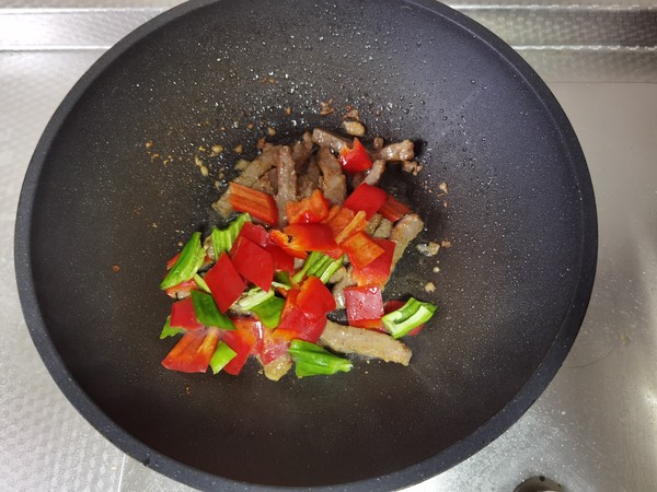 紅紅火火青紅椒小炒牛肉的做法-咸鮮味炒菜譜-易網(wǎng)健康養(yǎng)生網(wǎng) 紅紅火火青紅椒小炒牛肉的做法-咸鮮味炒菜譜