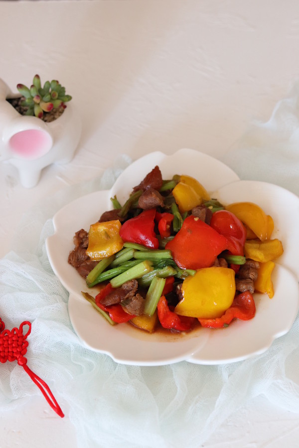 彩椒炒肉的做法-家常味炒菜譜-易網(wǎng)健康養(yǎng)生網(wǎng) 彩椒炒肉的做法-家常味炒菜譜