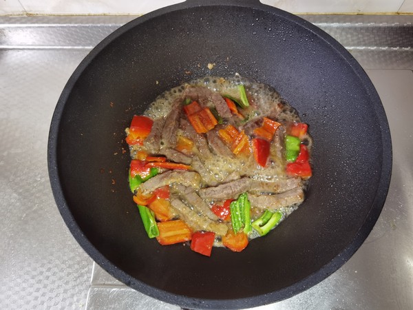 紅紅火火青紅椒小炒牛肉的做法-咸鮮味炒菜譜-易網(wǎng)健康養(yǎng)生網(wǎng) 紅紅火火青紅椒小炒牛肉的做法-咸鮮味炒菜譜