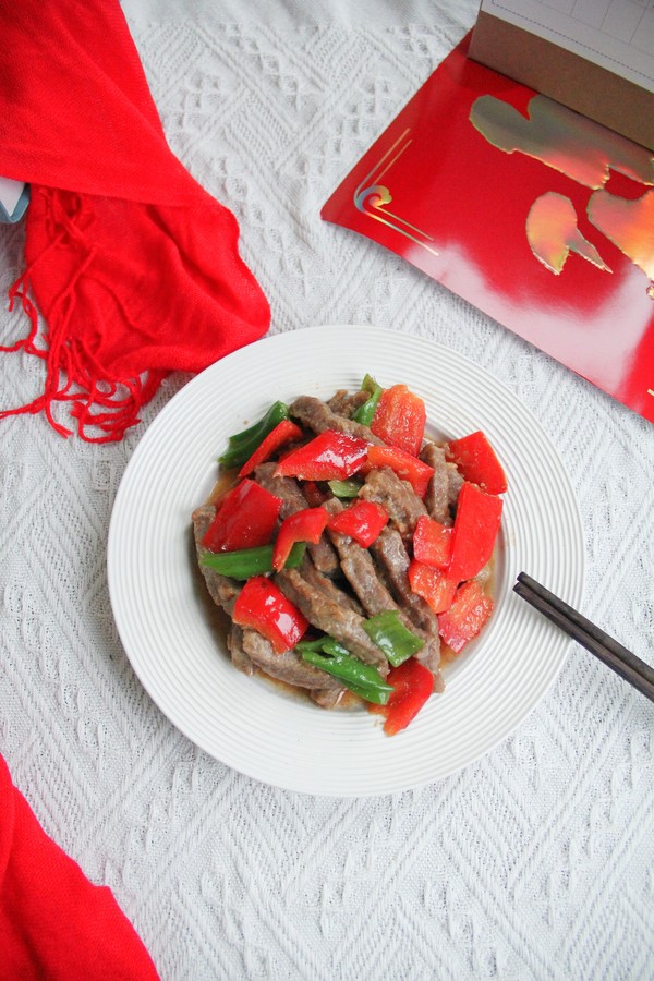 紅紅火火青紅椒小炒牛肉的做法-咸鮮味炒菜譜-易網(wǎng)健康養(yǎng)生網(wǎng) 紅紅火火青紅椒小炒牛肉的做法-咸鮮味炒菜譜