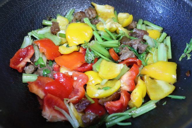 彩椒炒肉的做法-家常味炒菜譜-易網(wǎng)健康養(yǎng)生網(wǎng) 彩椒炒肉的做法-家常味炒菜譜