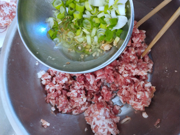 干炸丸子的做法-家常味炸菜譜-易網健康養(yǎng)生網 干炸丸子的做法-家常味炸菜譜