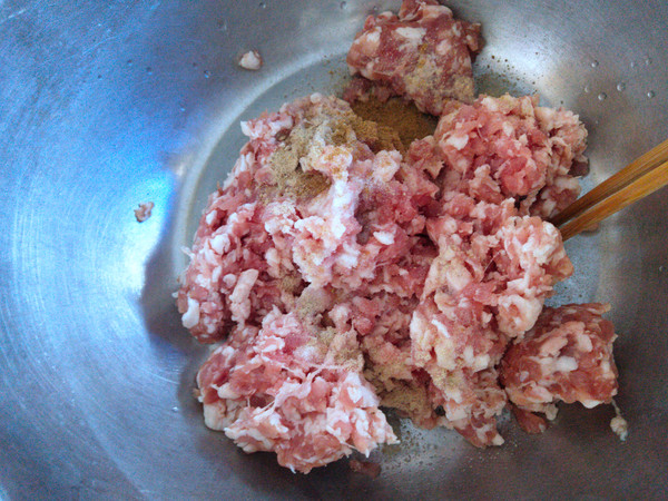 干炸丸子的做法-家常味炸菜譜-易網<a href=http://www.jsjjzhkt.cn/ target=_blank class=infotextkey>健康養(yǎng)生</a>網 干炸丸子的做法-家常味炸菜譜