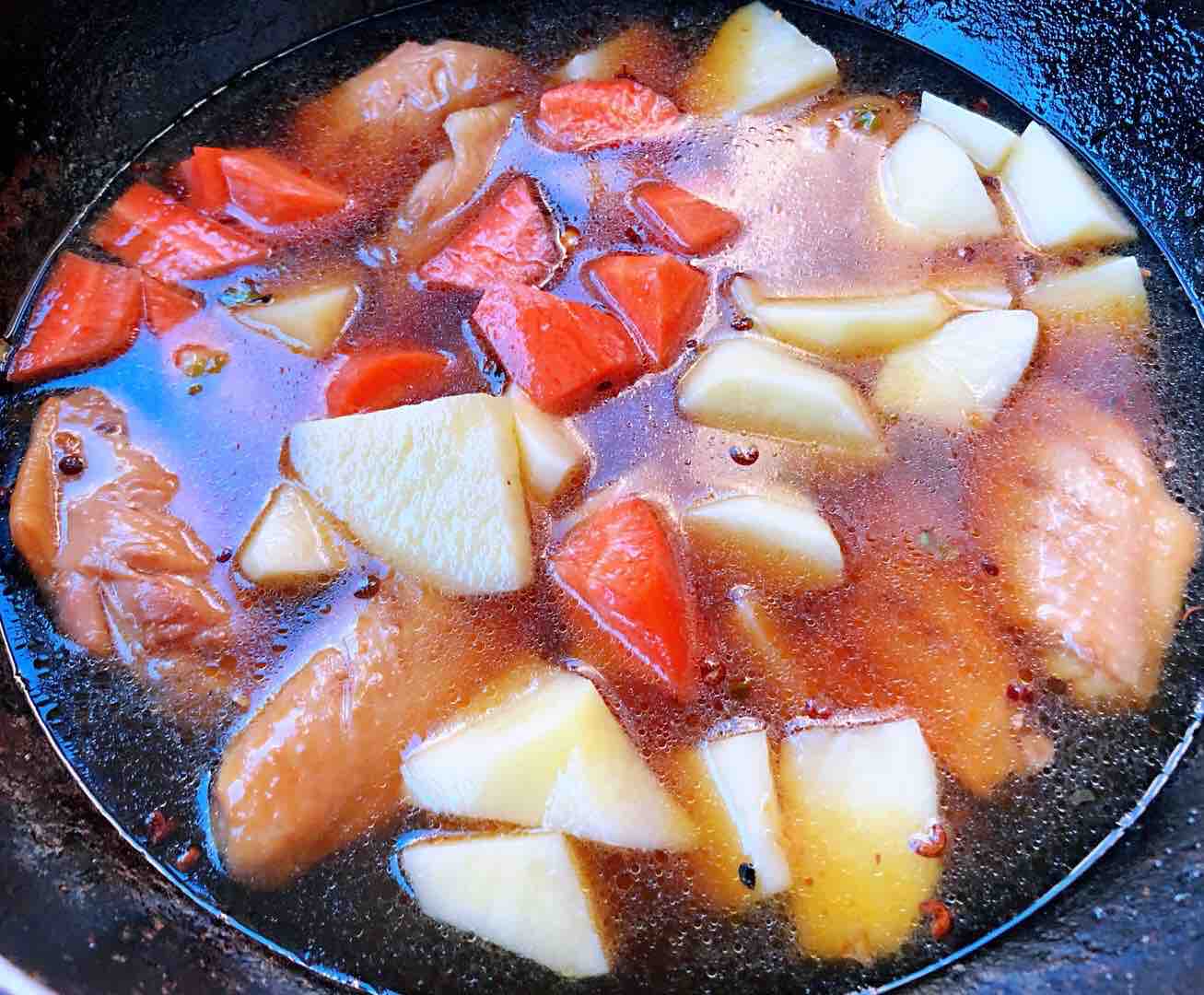 土豆胡蘿卜燉雞翅的做法-咸鮮味燉菜譜