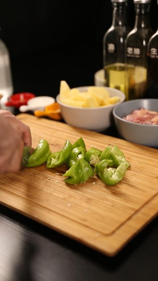 紅燒雞塊的做法-咸鮮味燉菜譜-易網<a href=http://www.jsjjzhkt.cn/ target=_blank class=infotextkey>健康養生</a>網 紅燒雞塊的做法-咸鮮味燉菜譜